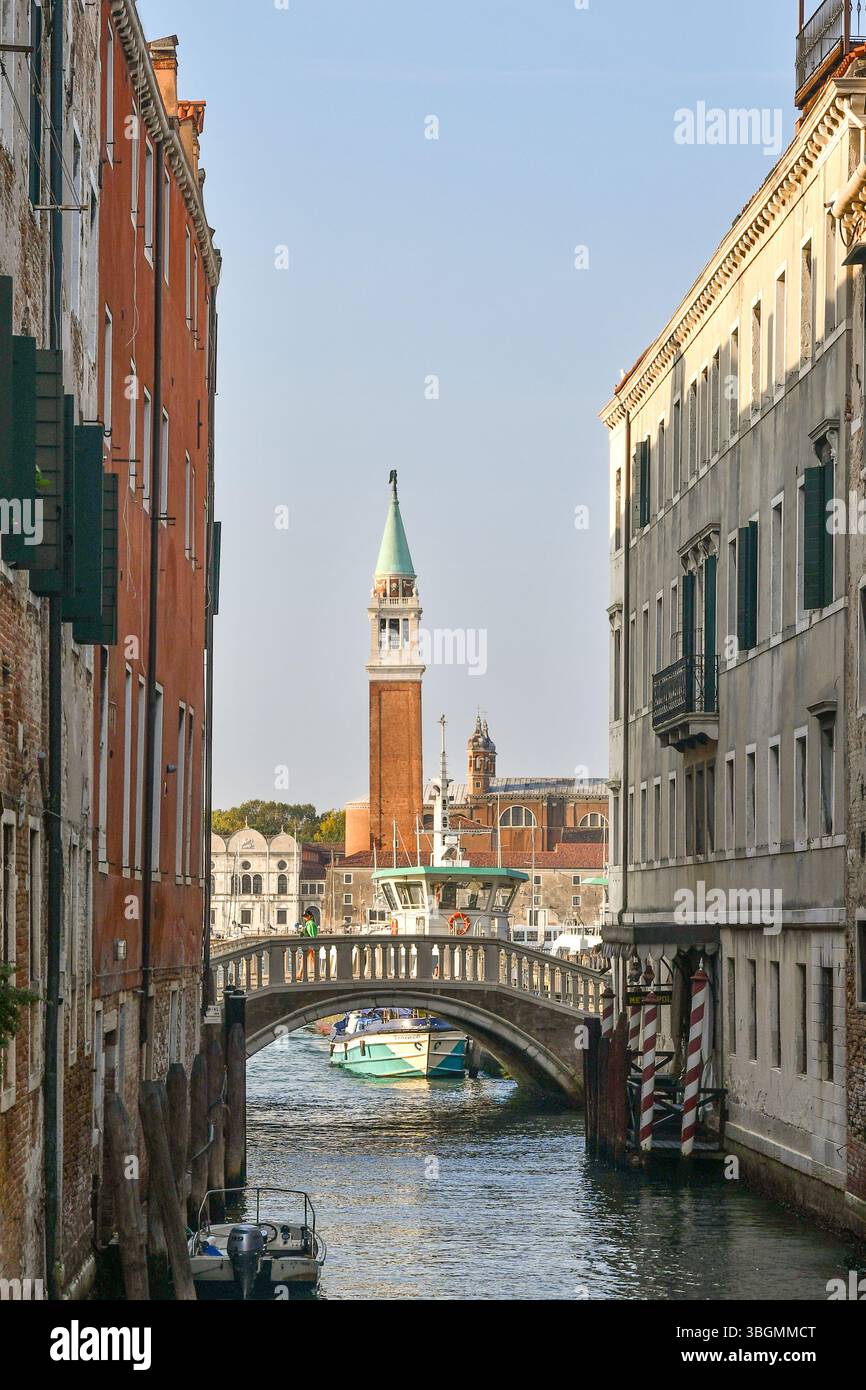 Vue du canal Rio della Pietà, avec le pont en arc Ponte del Sepolcro et la basilique San Giorgio Maggiore en arrière-plan, Venise, Italie Banque D'Images