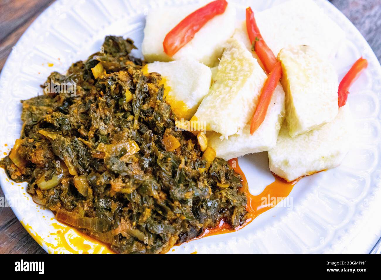 Sauce Palava à l'igname bouillie, plat ouest-africain, servi au Ghana en Afrique de l'Ouest Banque D'Images