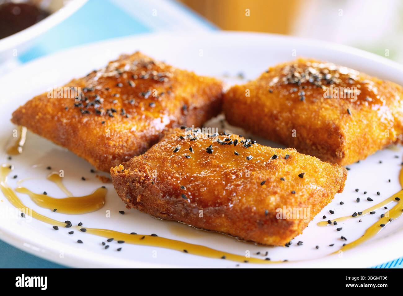 Feta dans une pâte croustillante avec des graines de sésame noir et du miel, servie à la taverne To Steki Tou Manoli sur le plateau de Paleokastro sur l'île de Samos en Grèce Banque D'Images