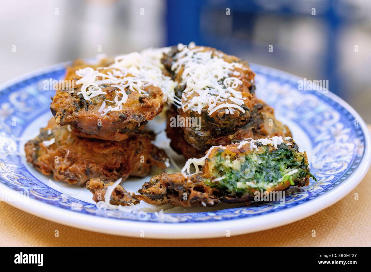 Galettes d'épinards croustillantes, servies dans la taverne Blue Chairs Restaurant sur le plateau de Vourliotes sur l'île de Samos en Grèce Banque D'Images