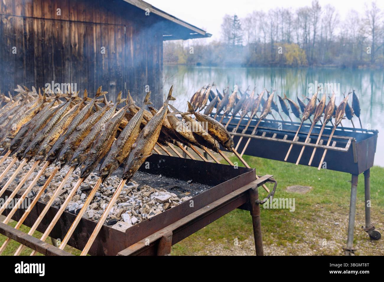 Le poisson frit au Wiflinger Weiher à Erdinger Land le vendredi Saint en haute-Bavière en Allemagne Banque D'Images
