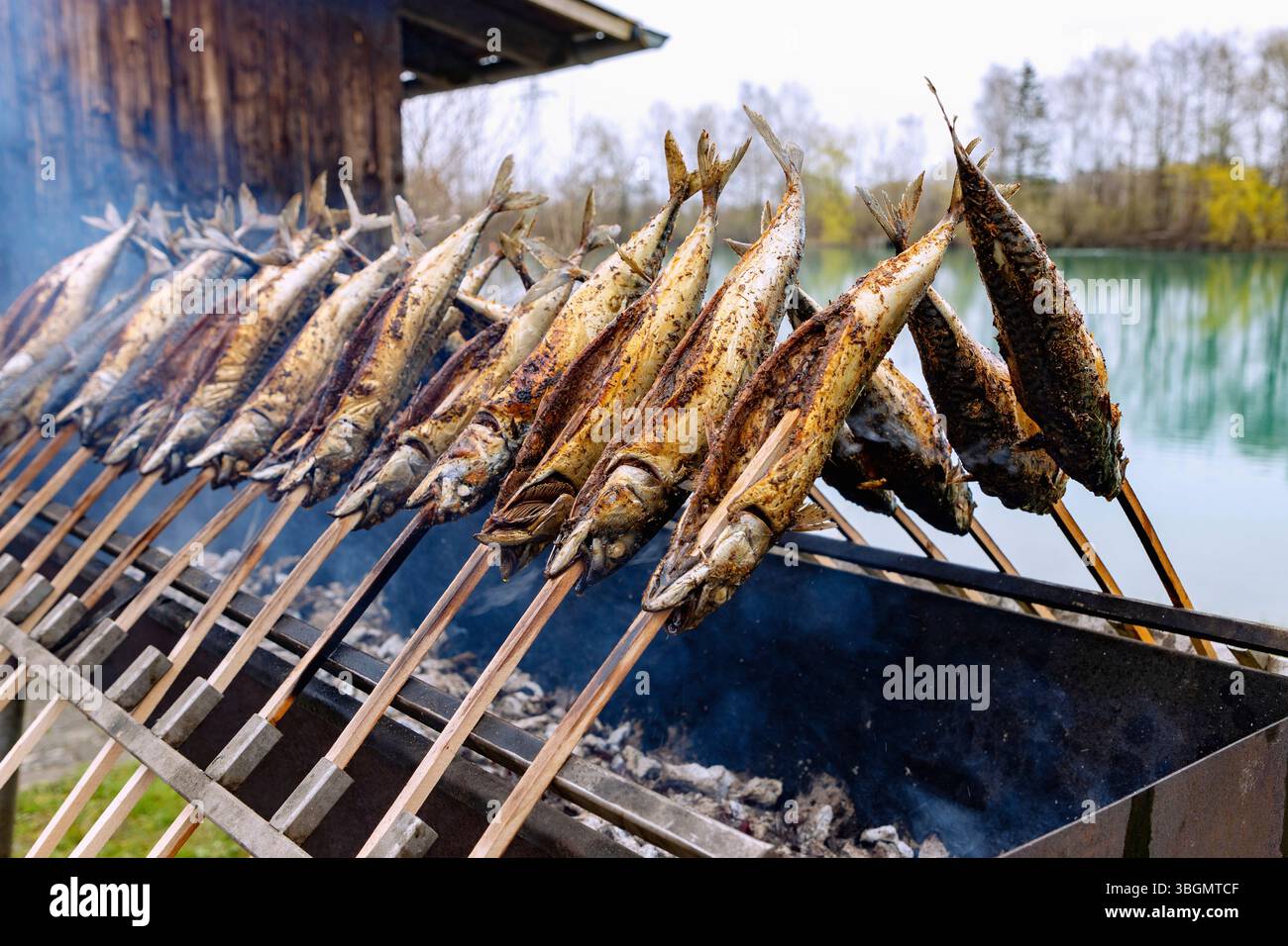 Le poisson frit au Wiflinger Weiher à Erdinger Land le vendredi Saint en haute-Bavière en Allemagne Banque D'Images