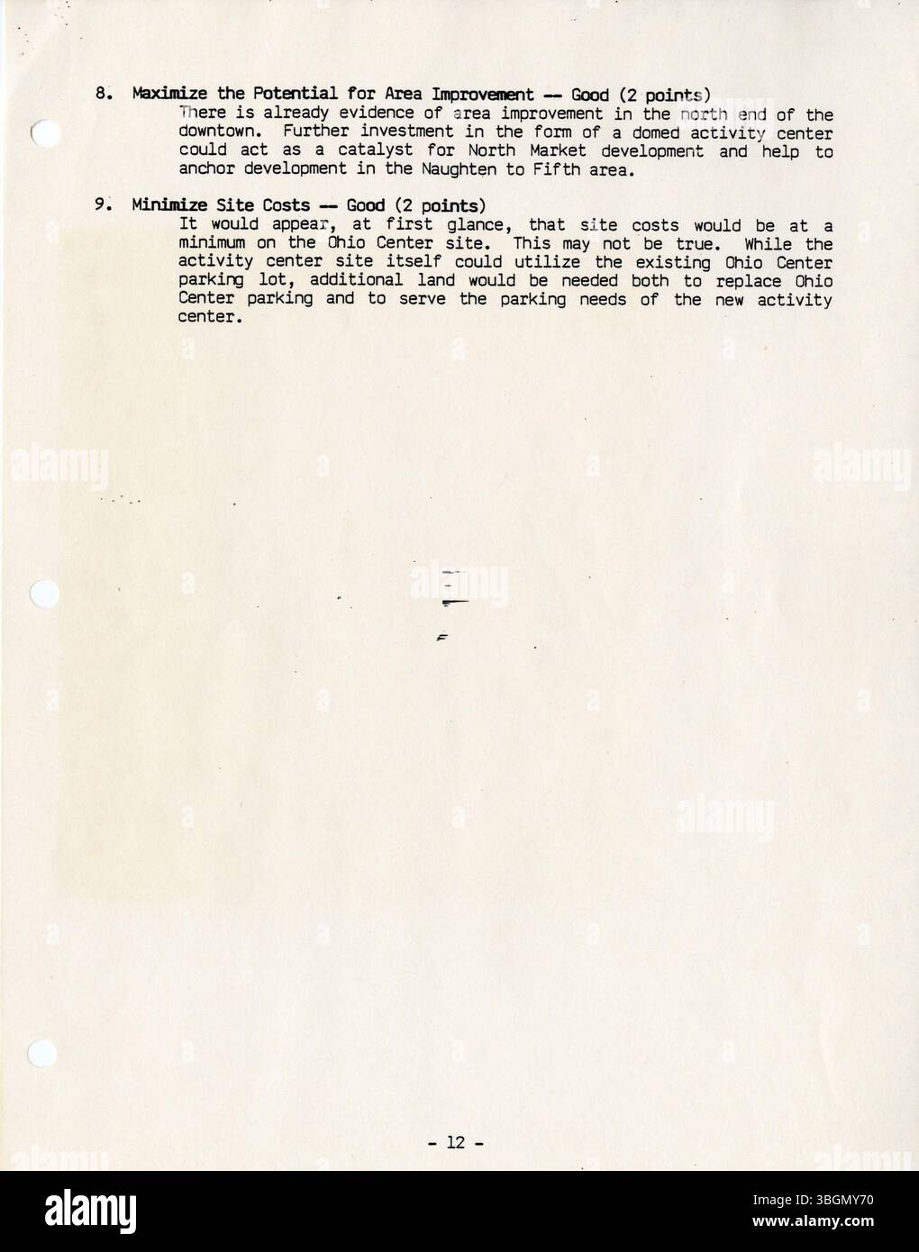 Ce rapport de 1985 évalue six sites potentiels pour un centre d'activités polyvalent en forme de dôme dans le comté de Franklin. L'analyse classe les sites en fonction de critères spécifiques, tels que l'accessibilité et l'aptitude au développement. Le rapport est divisé en sections qui détaillent les critères, le système de notation et les scores relatifs des sites. Les sites Central High School et Ohio Center sont identifiés comme les meilleurs choix. Banque D'Images