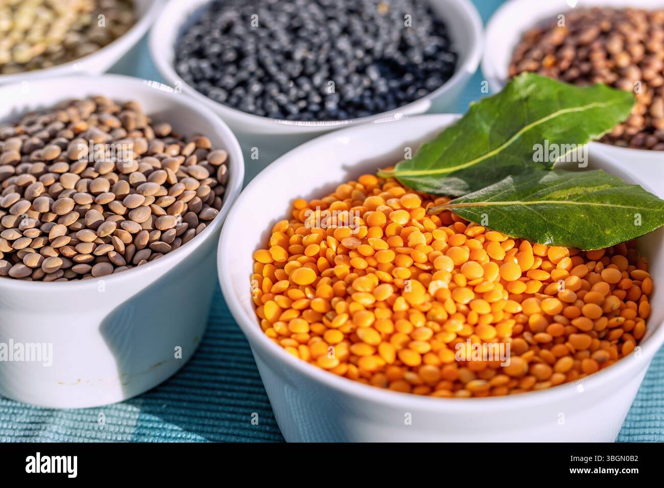 Variétés de lentilles, lentilles rouges, lentilles pardinales, lentilles béluga, lentilles de montagne, assiette lentilles Banque D'Images