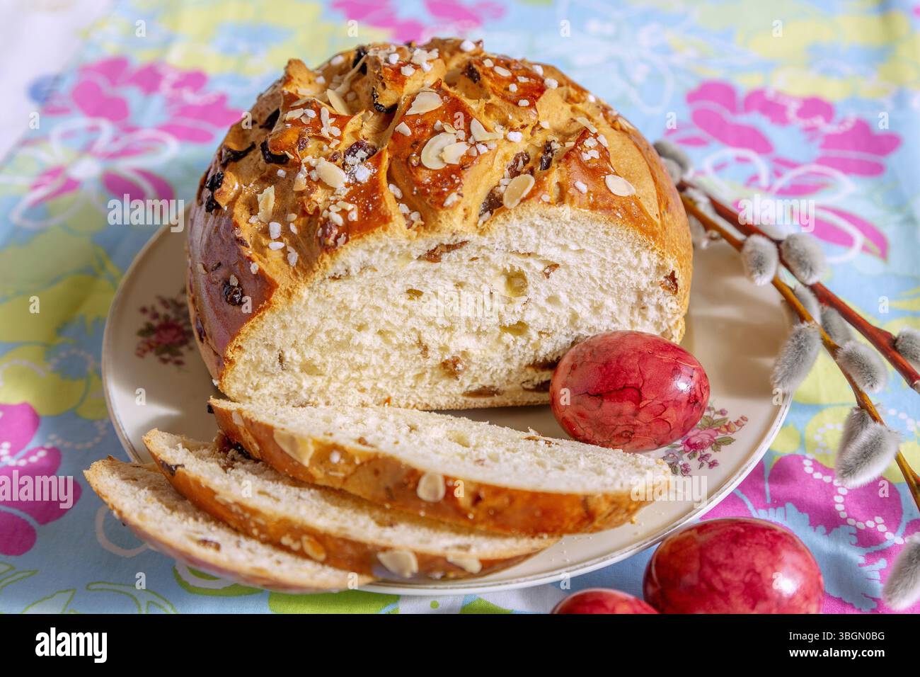 Gâteau de Pâques avec des œufs de Pâques colorés Banque D'Images