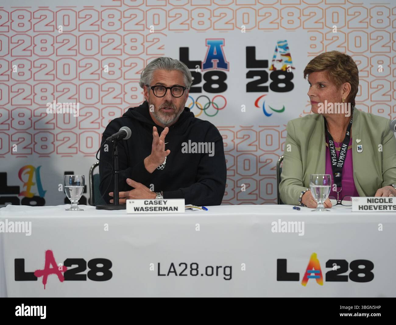 Casey Wasserman, LA28 chairperson and president, left, and Nicole Hoevertsz, IOC vice president and LA28 Coordination Commission chair, speak during a news conference in Los Angeles, Thursday, June 5, 2025. (AP Photo/Damian Dovarganes) Banque D'Images