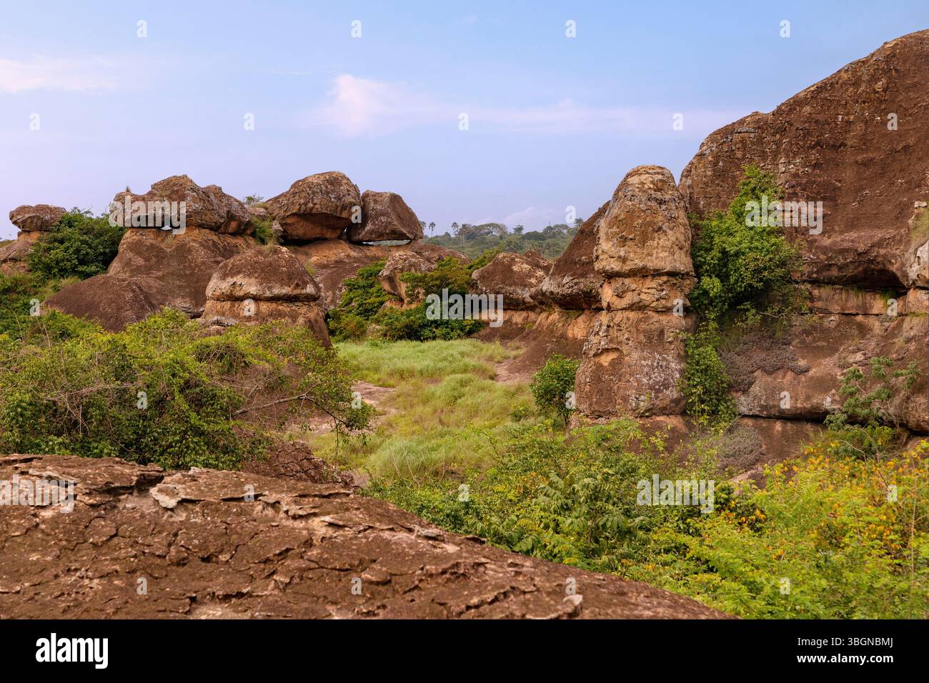 Formation rocheuse de Tano Rock dans le bosquet sacré de Tanoboase dans la région historique de Brong Ahafo dans la région de Bono East au centre du Ghana en Afrique de l'Ouest Banque D'Images
