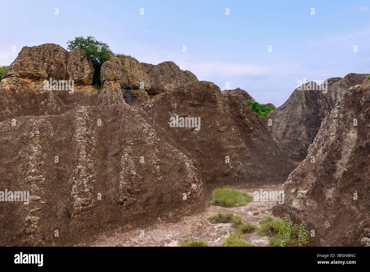 Formation rocheuse de Tano Rock dans le bosquet sacré de Tanoboase dans la région historique de Brong Ahafo dans la région de Bono East au centre du Ghana en Afrique de l'Ouest Banque D'Images