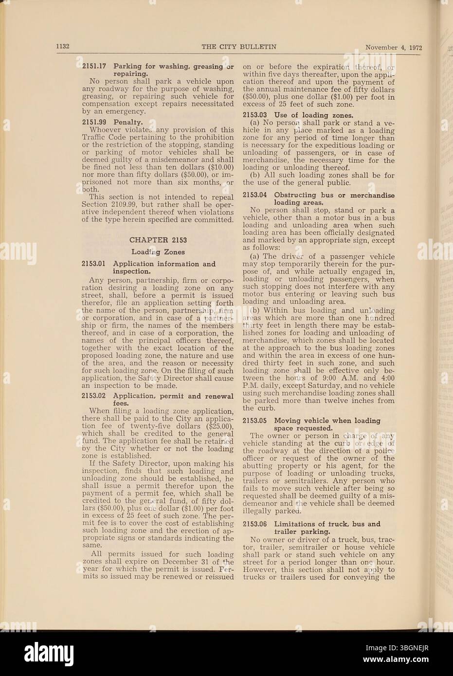 Le Columbus City Bulletin de 1972, publié sous la direction du greffier de la ville, documente les délibérations du conseil municipal, les ordonnances adoptées, les résolutions adoptées, les annonces de soumissions et de propositions, les mises à jour de la fonction publique et les activités des conseils d'achat. Il fournit des détails sur les actions de tous les départements de la ville. Banque D'Images