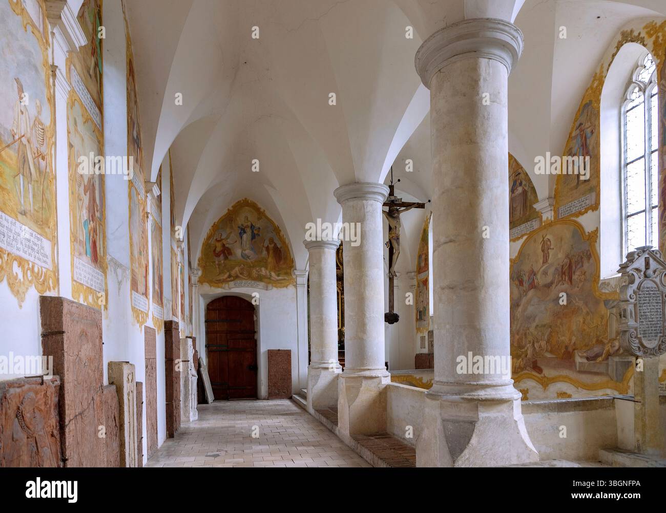 Danse de la mort Chapelle du cimetière & Basilique de Pierre à Straubing en basse-Bavière en Allemagne Banque D'Images