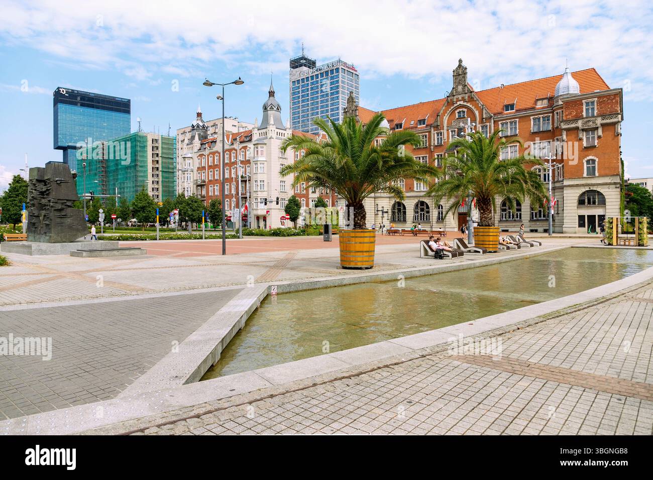 Rynek avec des palmiers et des chaises longues chill-out et ancien Grand Hôtel à Katowice en haute Silésie en Pologne Banque D'Images