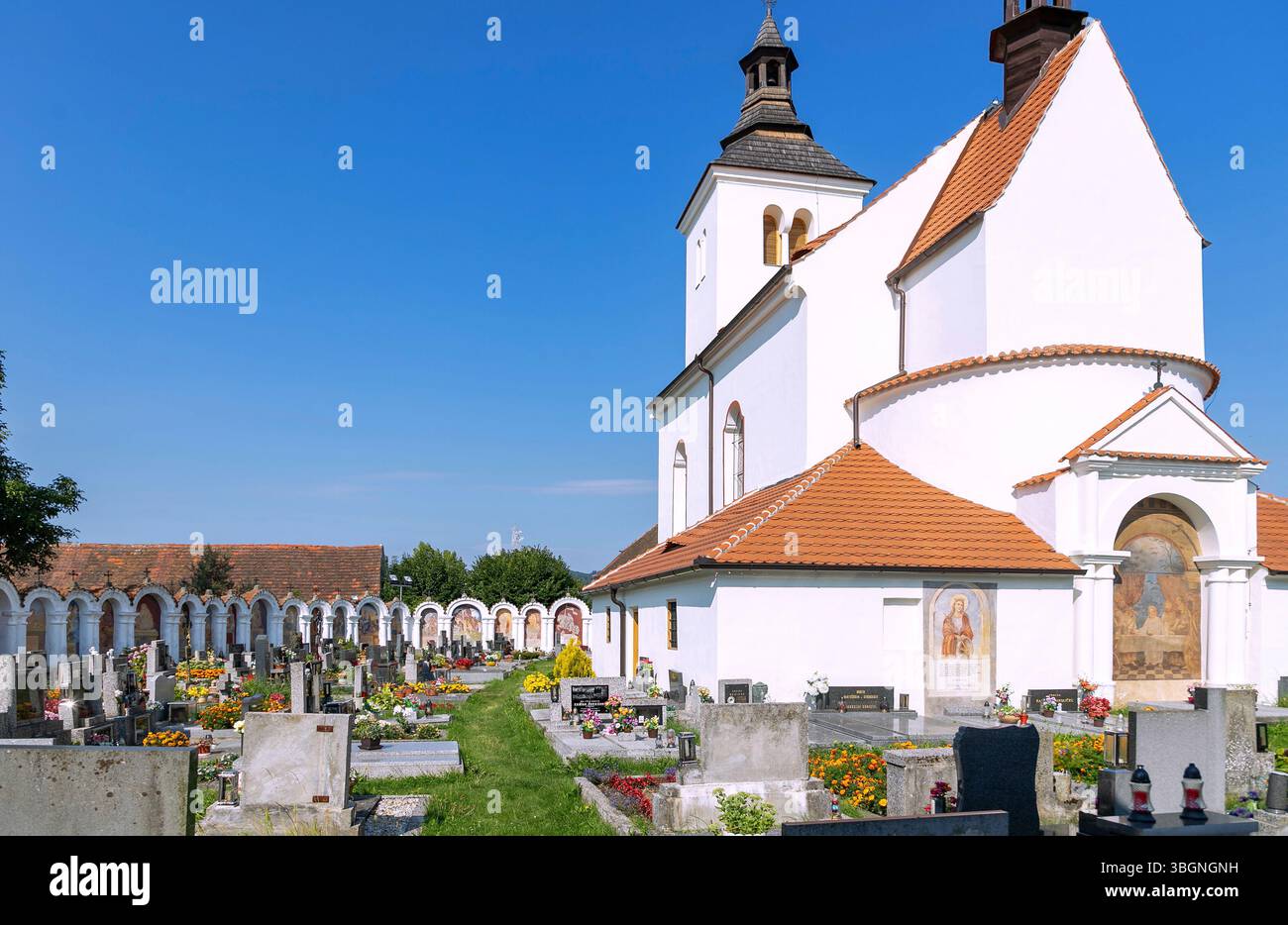 Cimetière de village de l'église Svateho Petra a Pavla à Albrechtice nad Vltavou en Bohême du Sud en République tchèque Banque D'Images