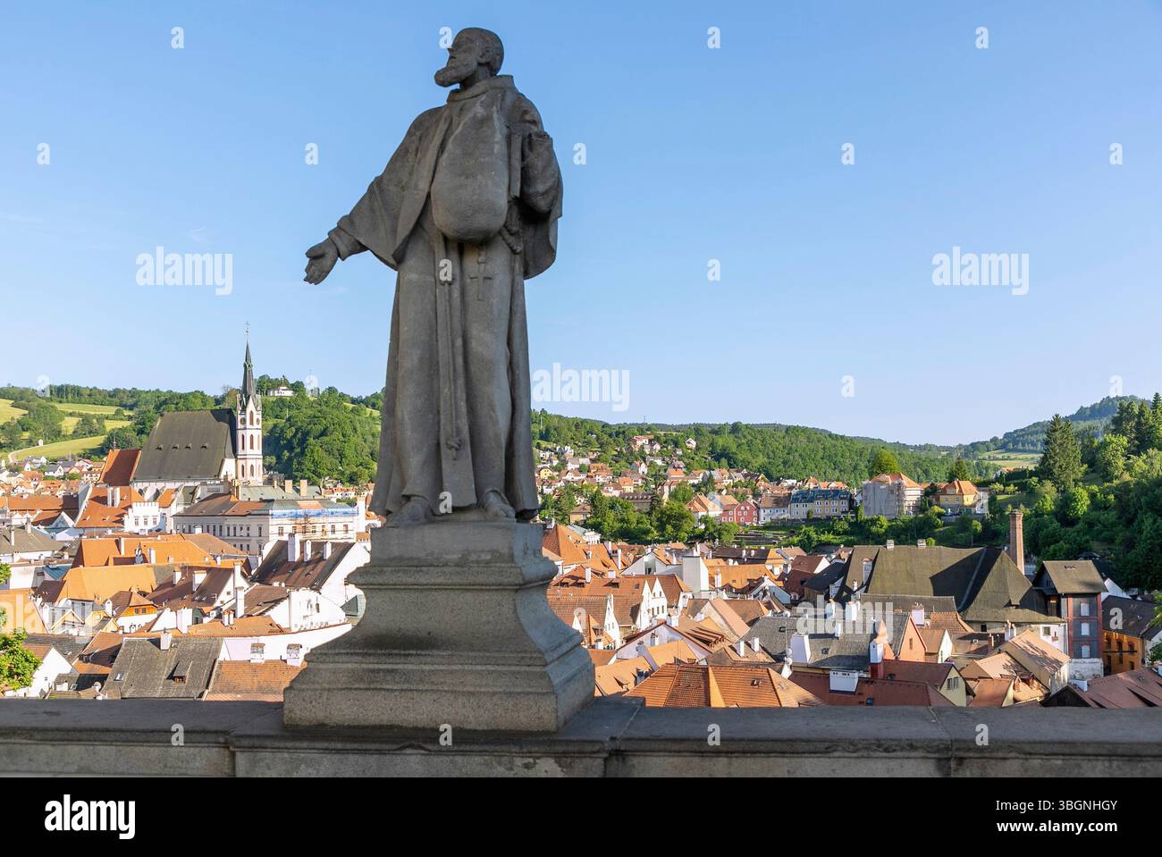 Vue depuis le pont de Mantel avec sculpture de Félix de Cantalicie de la vieille ville de Cesky Krumlov avec l'église de Vitus en Bohême du Sud en République Tchèque Banque D'Images