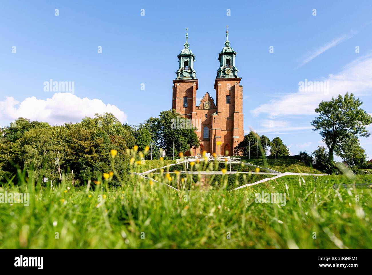 Cathédrale de l'Assomption de Marie et d'Adalbert (Cathédrale de Gniezno, Archcathédral de Gniezno, Basilique primate de l'Assomption de notre-Dame Marie, Bazylika archikatedralna Wniebowziecia NMP) à Gniezno (Gnesen) dans la voïvodie de Wielkopolska en Pologne Banque D'Images
