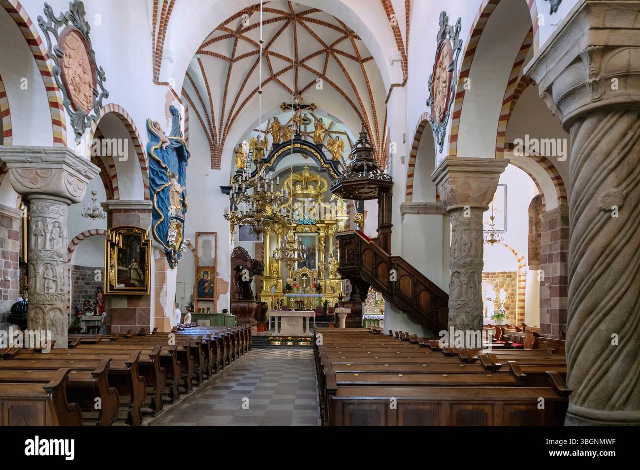 Colonnes romanes avec reliefs figuratifs à l'intérieur de l'église de la Sainte Trinité (Kosciol SW. Troicy) à Strzelno (Strelno) dans la voïvodie de Kujawsko-Pomorskie en Pologne Banque D'Images