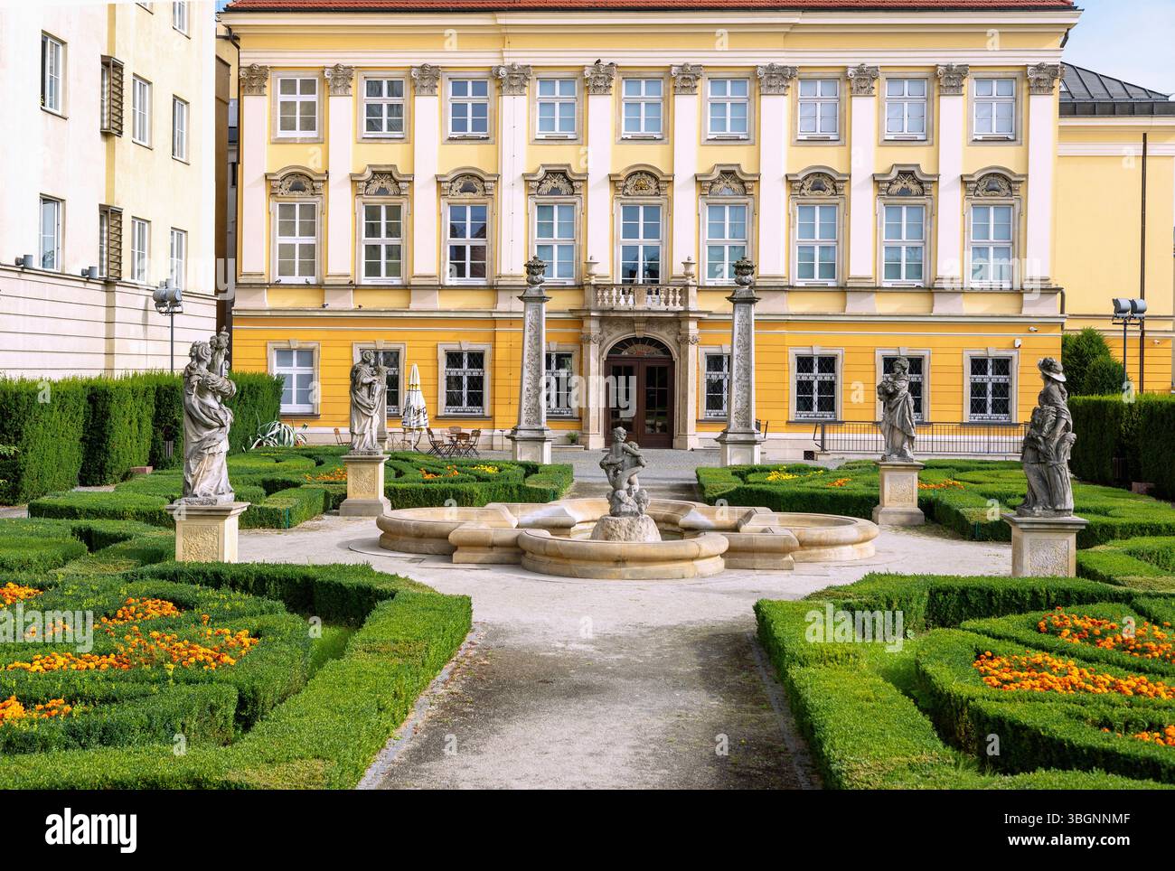 Palais royal et musée historique (Wroclaw City Palace, Palac Krolewski, Muzeum Historycne) avec jardin du palais à Wroclaw dans la voïvodie Dolnoslaskie en Pologne Banque D'Images
