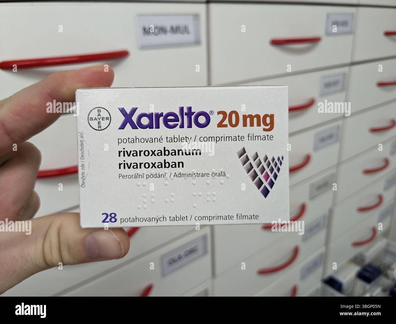 Prague, République Tchèque-15 août 2024 : boîte de comprimés XARELTO contenant le principe actif RIVAROXABAN de BAYER, utilisé pour la prévention et le traitement de la maladie Banque D'Images