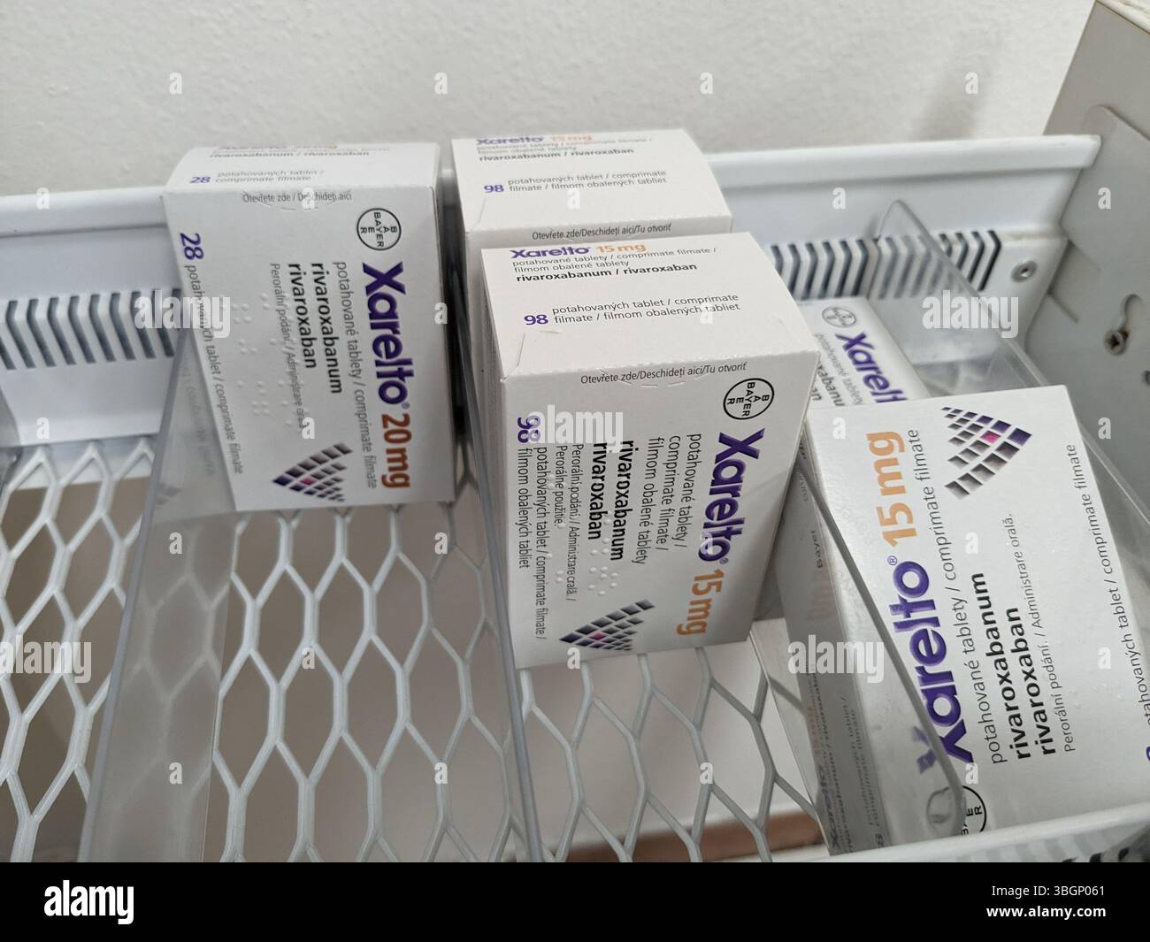 Prague, République Tchèque-15 août 2024 : boîte de comprimés XARELTO contenant le principe actif RIVAROXABAN de BAYER, utilisé pour la prévention et le traitement de la maladie Banque D'Images