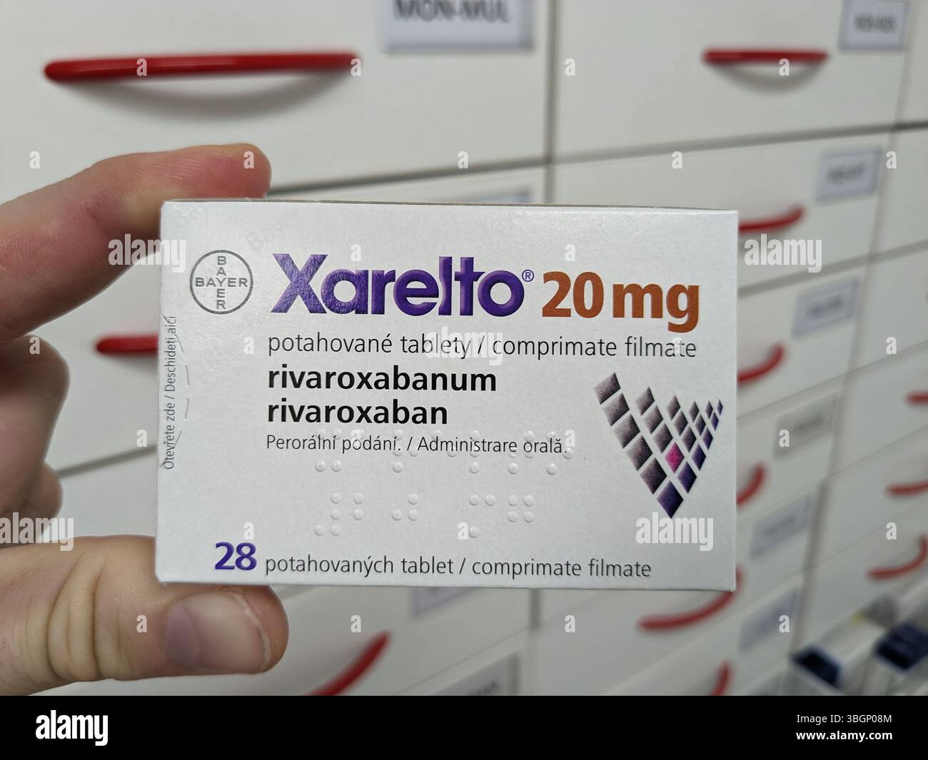 Prague, République Tchèque-15 août 2024 : boîte de comprimés XARELTO contenant le principe actif RIVAROXABAN de BAYER, utilisé pour la prévention et le traitement de la maladie Banque D'Images