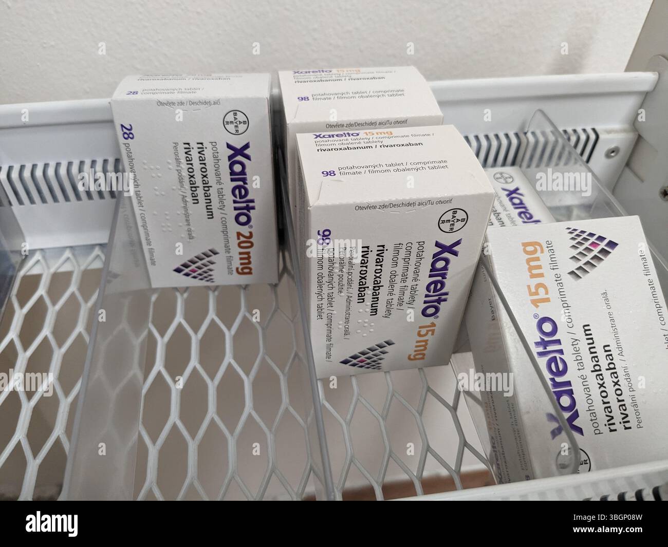 Prague, République Tchèque-15 août 2024 : boîte de comprimés XARELTO contenant le principe actif RIVAROXABAN de BAYER, utilisé pour la prévention et le traitement de la maladie Banque D'Images