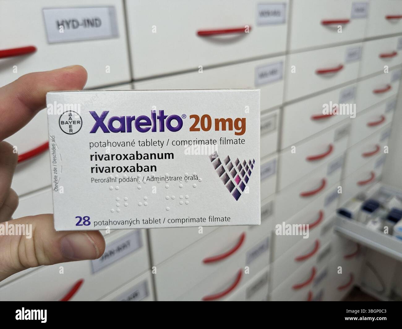 Prague, République Tchèque-15 août 2024 : boîte de comprimés XARELTO contenant le principe actif RIVAROXABAN de BAYER, utilisé pour la prévention et le traitement de la maladie Banque D'Images