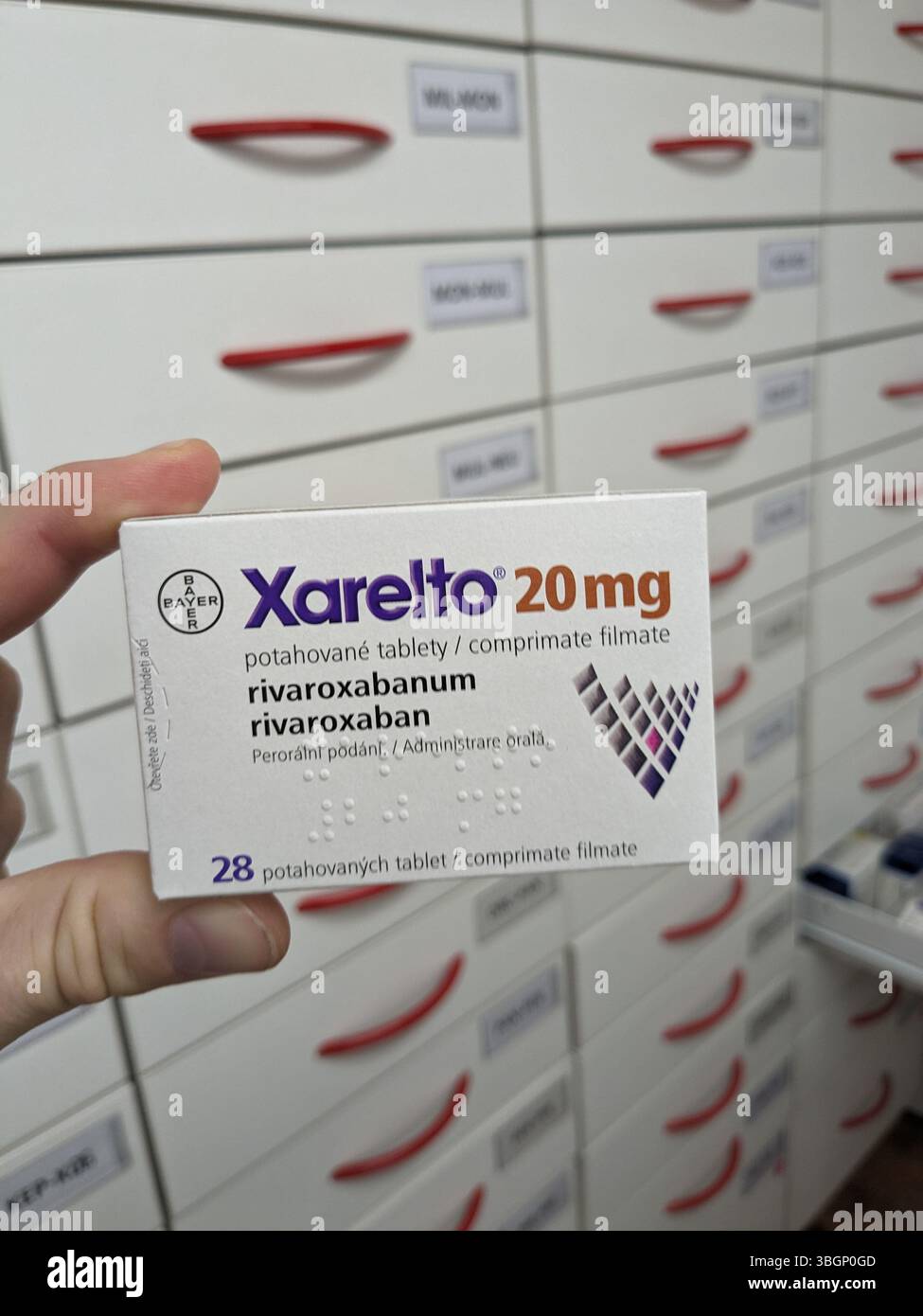 Prague, République Tchèque-15 août 2024 : boîte de comprimés XARELTO contenant le principe actif RIVAROXABAN de BAYER, utilisé pour la prévention et le traitement de la maladie Banque D'Images