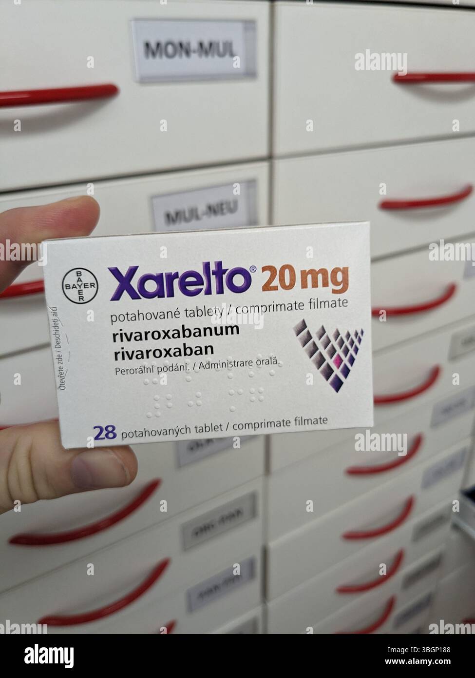 Prague, République Tchèque-15 août 2024 : boîte de comprimés XARELTO contenant le principe actif RIVAROXABAN de BAYER, utilisé pour la prévention et le traitement de la maladie Banque D'Images