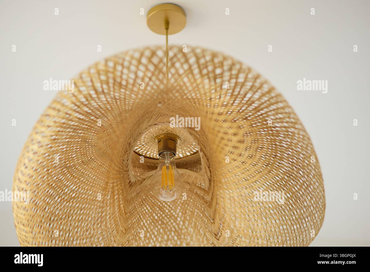 lustre en osier avec lampe à diode gros plan Banque D'Images