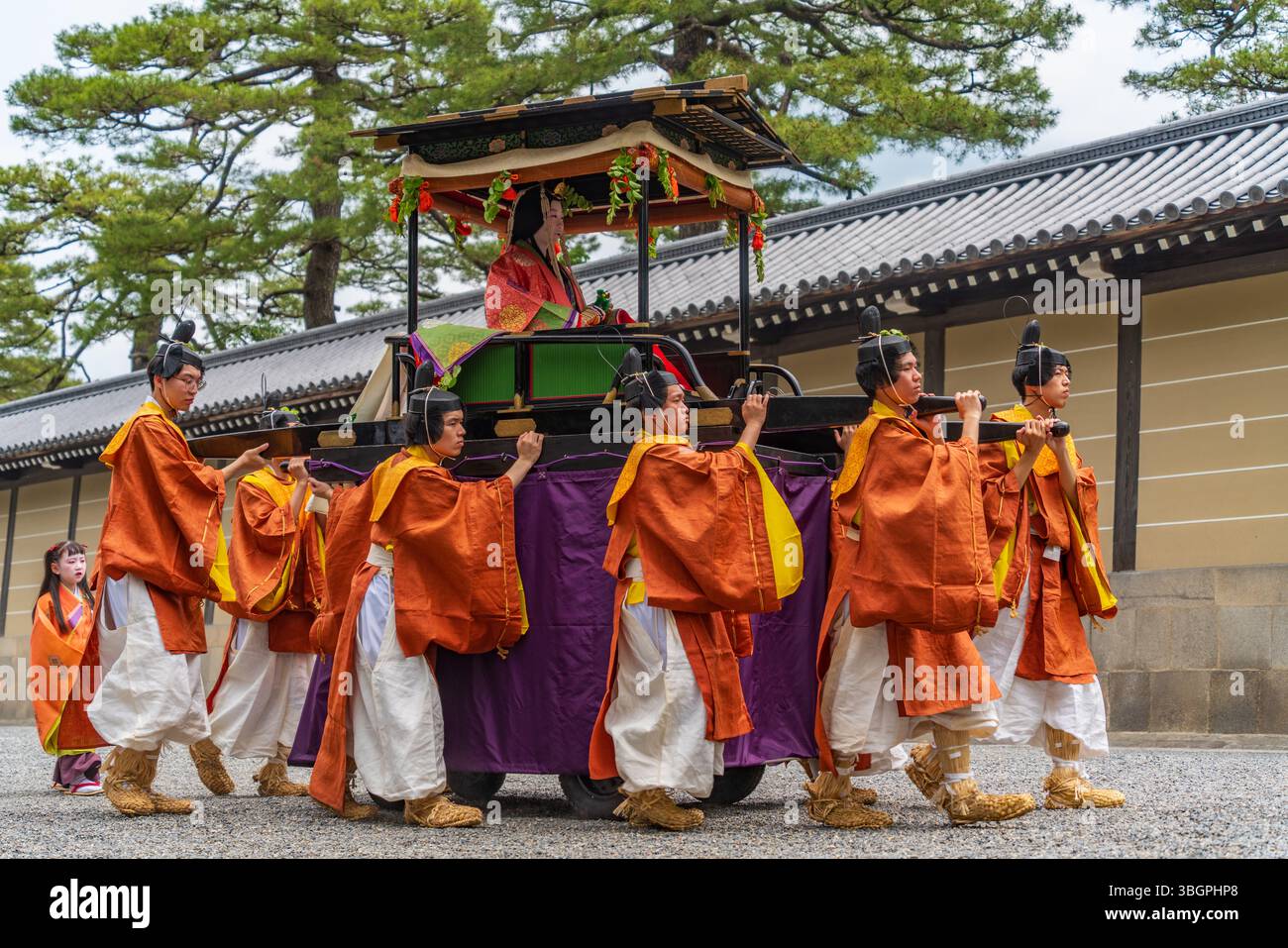 Procession d'Aoi Matsuri (Festival Hollyhock) avec des gens en vêtements nobles traditionnels à Kyoto, Japon Banque D'Images