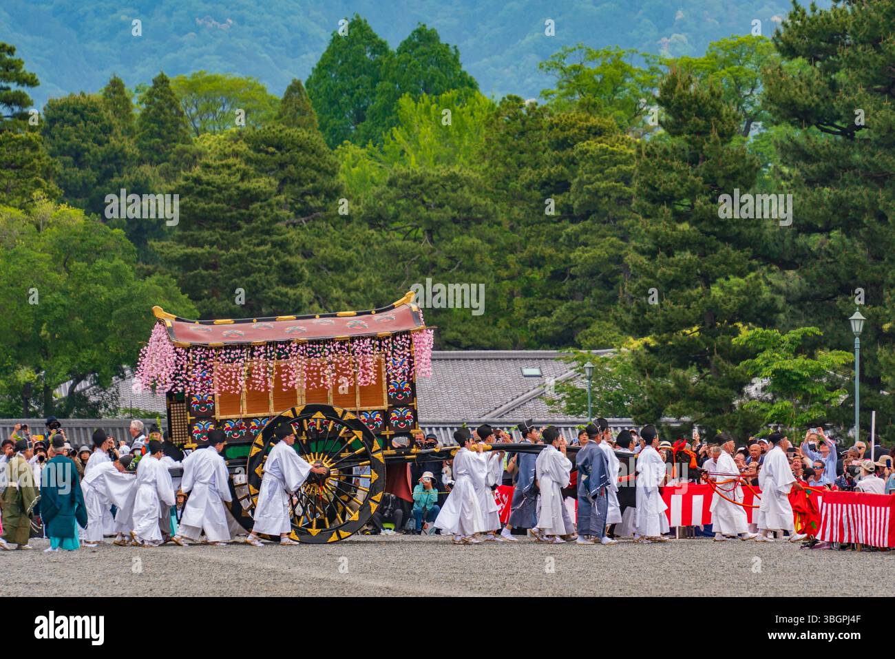 Procession d'Aoi Matsuri (Festival Hollyhock) avec des gens en vêtements nobles traditionnels à Kyoto, Japon Banque D'Images