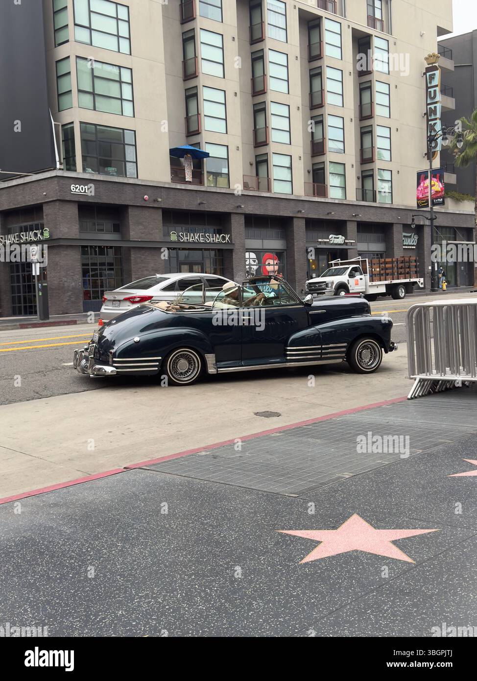 Un cabriolet Chevrolet Fleetmaster 1948 personnalisé exposé lors de la cérémonie Hollywood Walk of Fame Star honorant le légendaire groupe WAR le 5 juin 2025 à Hollywood, en Californie. Crédit : Sharon Graphics/Alamy Live News Banque D'Images