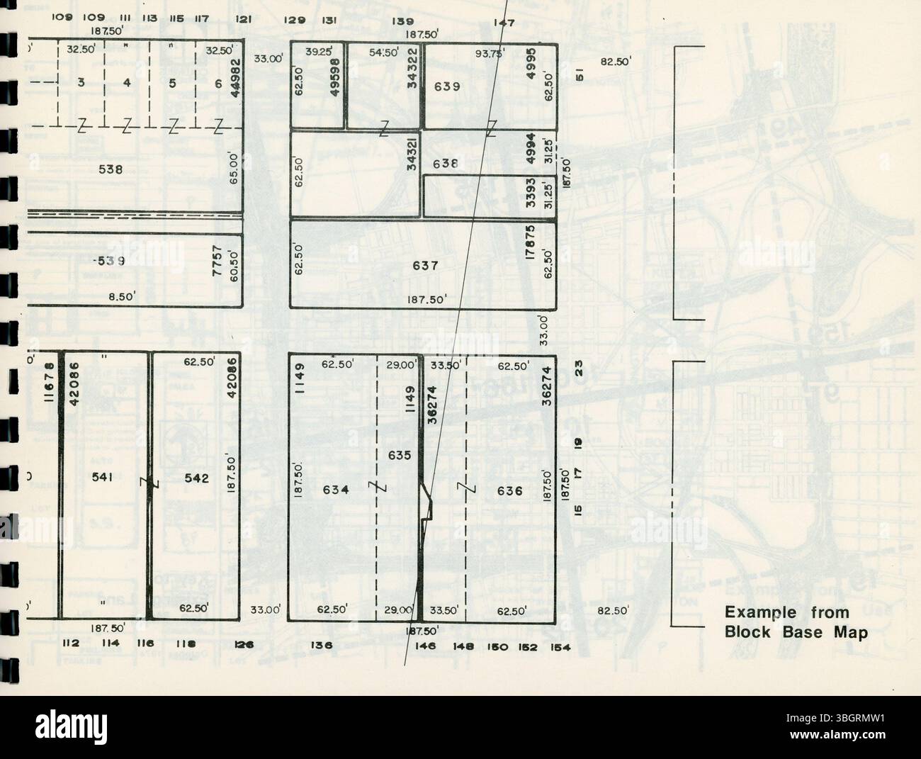 Cette section du Programme d'information cartographiée du centre-ville fournit des cartes à l'usage des propriétaires, des architectes et des promoteurs de Columbus. Il décrit la grille et le système de numérotation utilisés par les secteurs public et privé pour indexer les publications et les cartes du centre-ville de Columbus. Des feuilles d'exemple illustrent le processus d'indexation. Banque D'Images