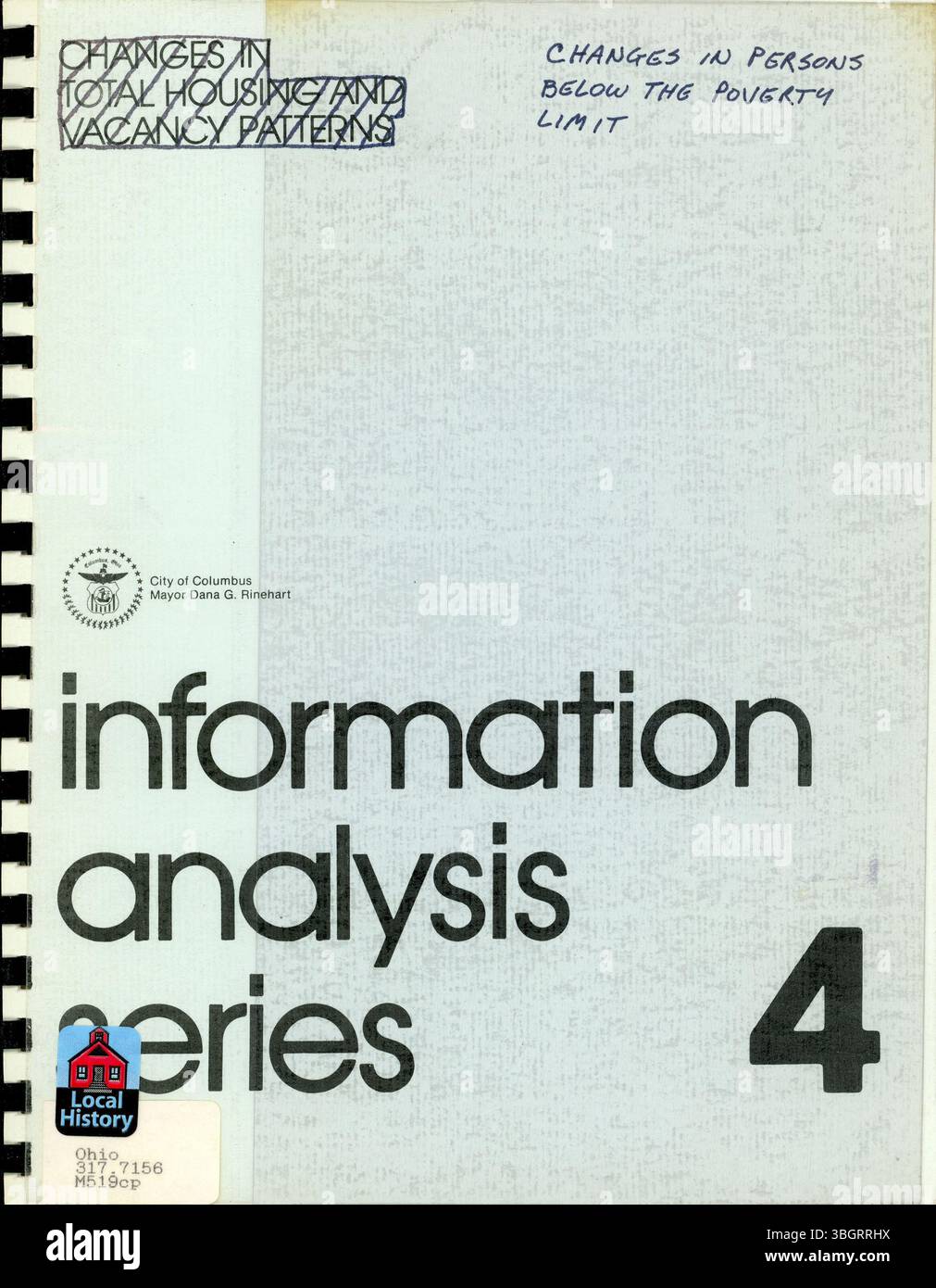 Ce rapport de 1984 examine les changements dans le nombre de personnes vivant en dessous du seuil de pauvreté dans le centre de l'Ohio entre 1970 et 1980. Il utilise les données des recensements de la population et du logement de 1970 et de 1980 pour analyser les tendances régionales de la pauvreté. Banque D'Images