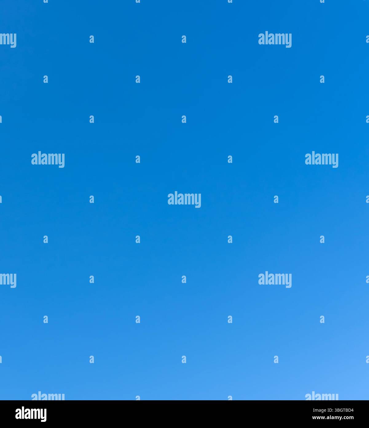 Vue à angle bas et plein cadre de beau ciel bleu clair sans nuages le matin ou l'après-midi le jour ensoleillé est utilisé comme fond naturel Banque D'Images