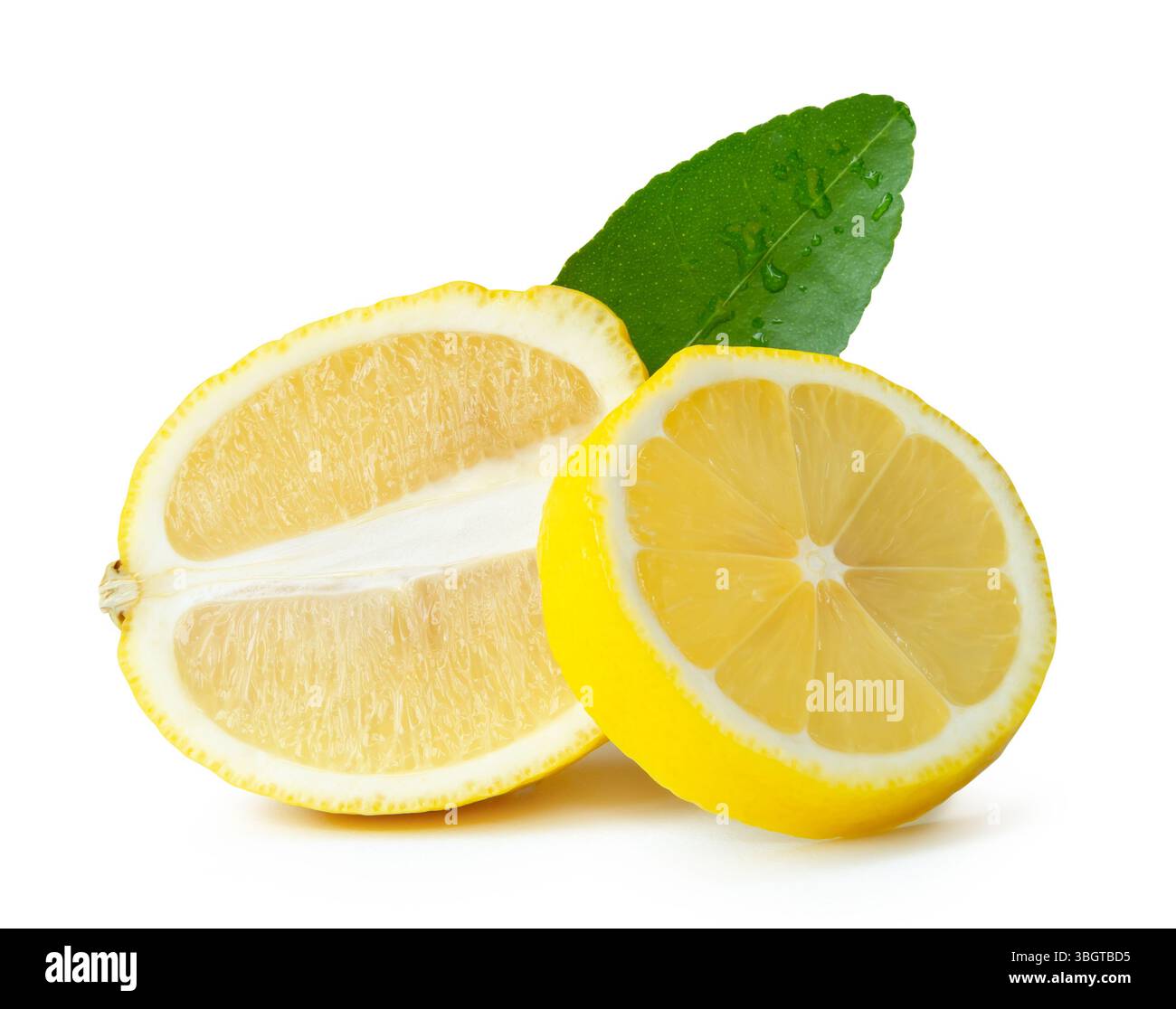 Vue de face du fruit de citron jaune mûr en tranches en cercle et de forme ovale avec feuille verte est isolé sur fond blanc avec chemin de découpage. Banque D'Images