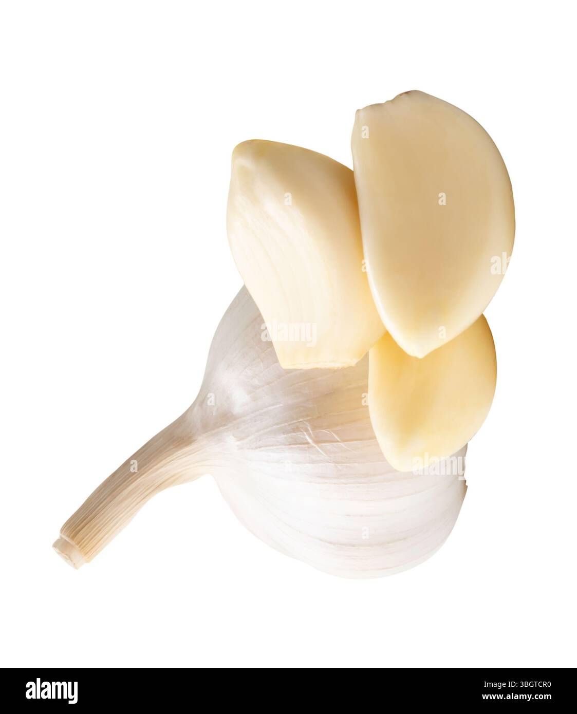 Vue de dessus des bulbes d'ail blanc frais avec gousse d'ail pelée ou des morceaux en pile est isolé sur fond blanc avec chemin de découpage. Banque D'Images