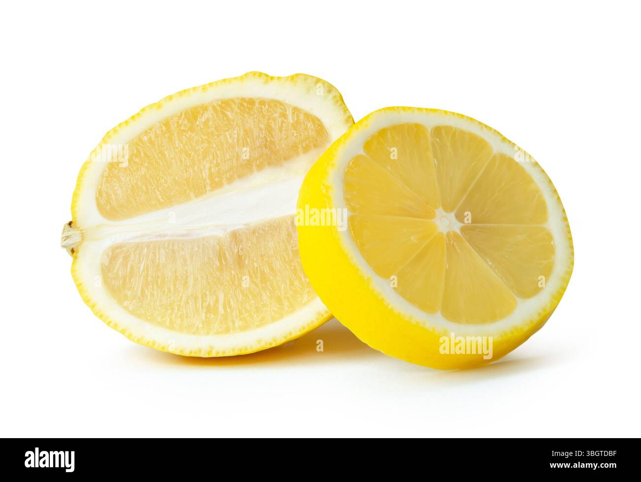 Vue de face de fruits de citron jaune mûr en tranches en cercle et forme ovale en pile est isolé sur fond blanc avec chemin de découpage. Banque D'Images