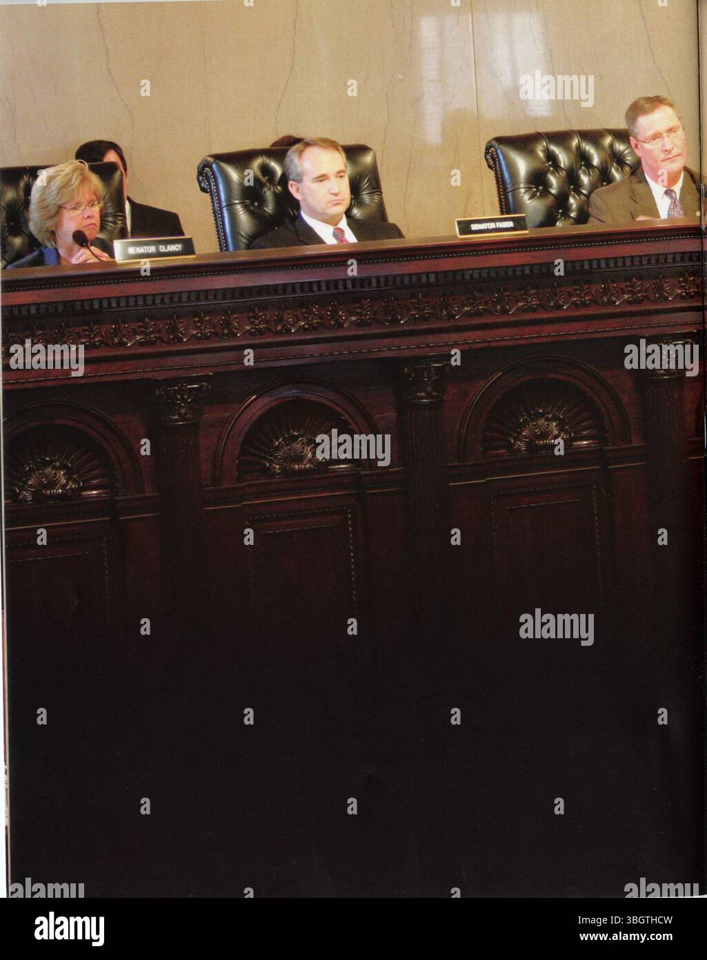 Ce dépliant fournit des détails sur la structure du Sénat de l’Ohio et le processus législatif durant la 127e Assemblée générale (2007-2008). Il comprend une liste des sénateurs et de leurs districts, aidant les citoyens à s'engager dans les affaires législatives et à comprendre comment fonctionne la gouvernance de l'État. Banque D'Images