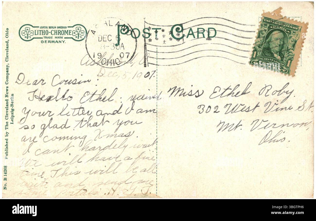 Une image de 1907 montrant le Soldier's Monument and Park à Ashland, Ohio, mettant en vedette un mémorial offert par Mr. et Mrs. Jonas Freer en 1888, aux côtés d'un canon GAR. Banque D'Images