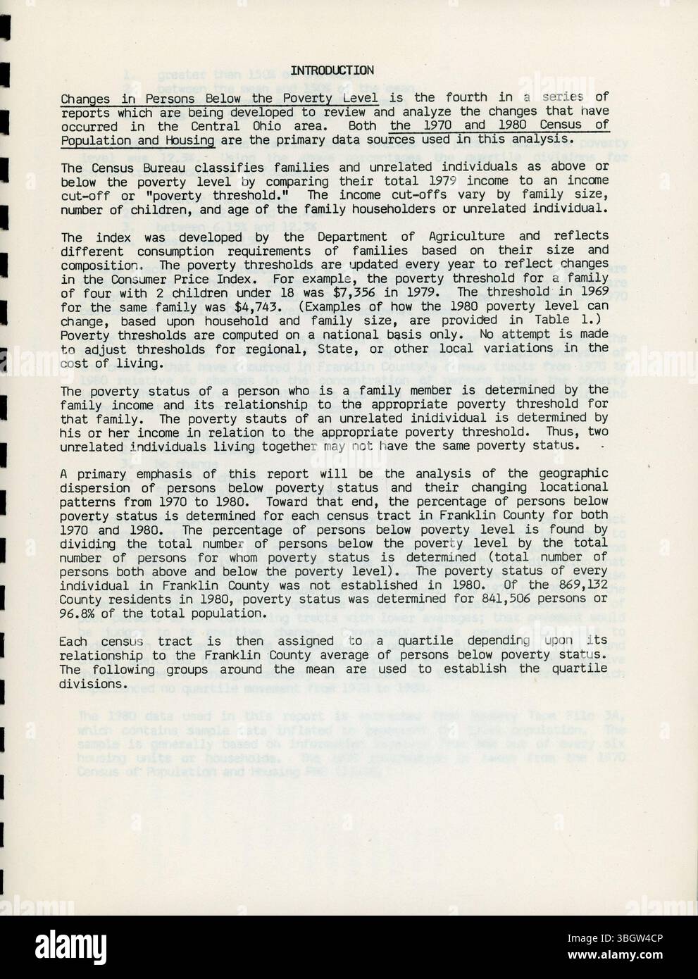 Ce rapport d'analyse de 1984 sur les niveaux de pauvreté dans le centre de l'Ohio utilise les données des recensements de 1970 et 1980 pour examiner les tendances du revenu et des conditions de vie des personnes vivant en dessous du seuil de pauvreté au cours de cette décennie. Banque D'Images