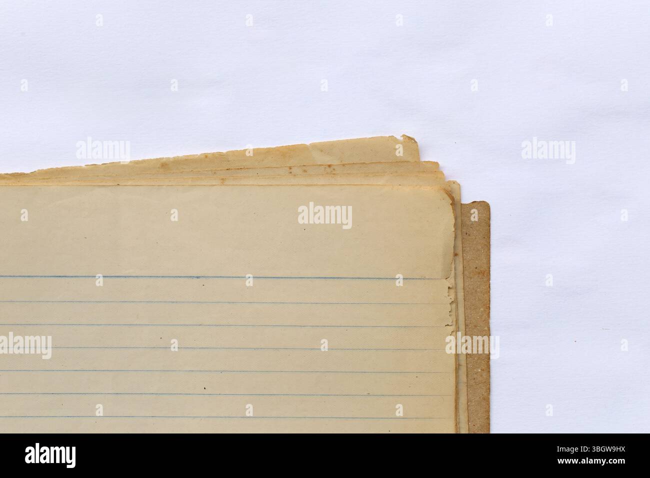 Explorez les pages vierges vintage des cahiers parfaits pour les projets créatifs et les expressions artistiques. Idéal pour journalisation, artisanat. Banque D'Images