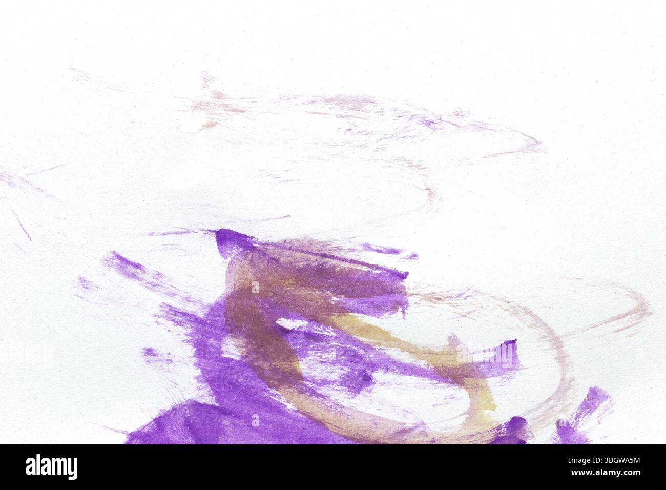 Cette œuvre d'aquarelle abstraite présente des touches de balayage de violet et d'or, créant une pièce vibrante et expressive. Idéal pour un décor moderne Banque D'Images