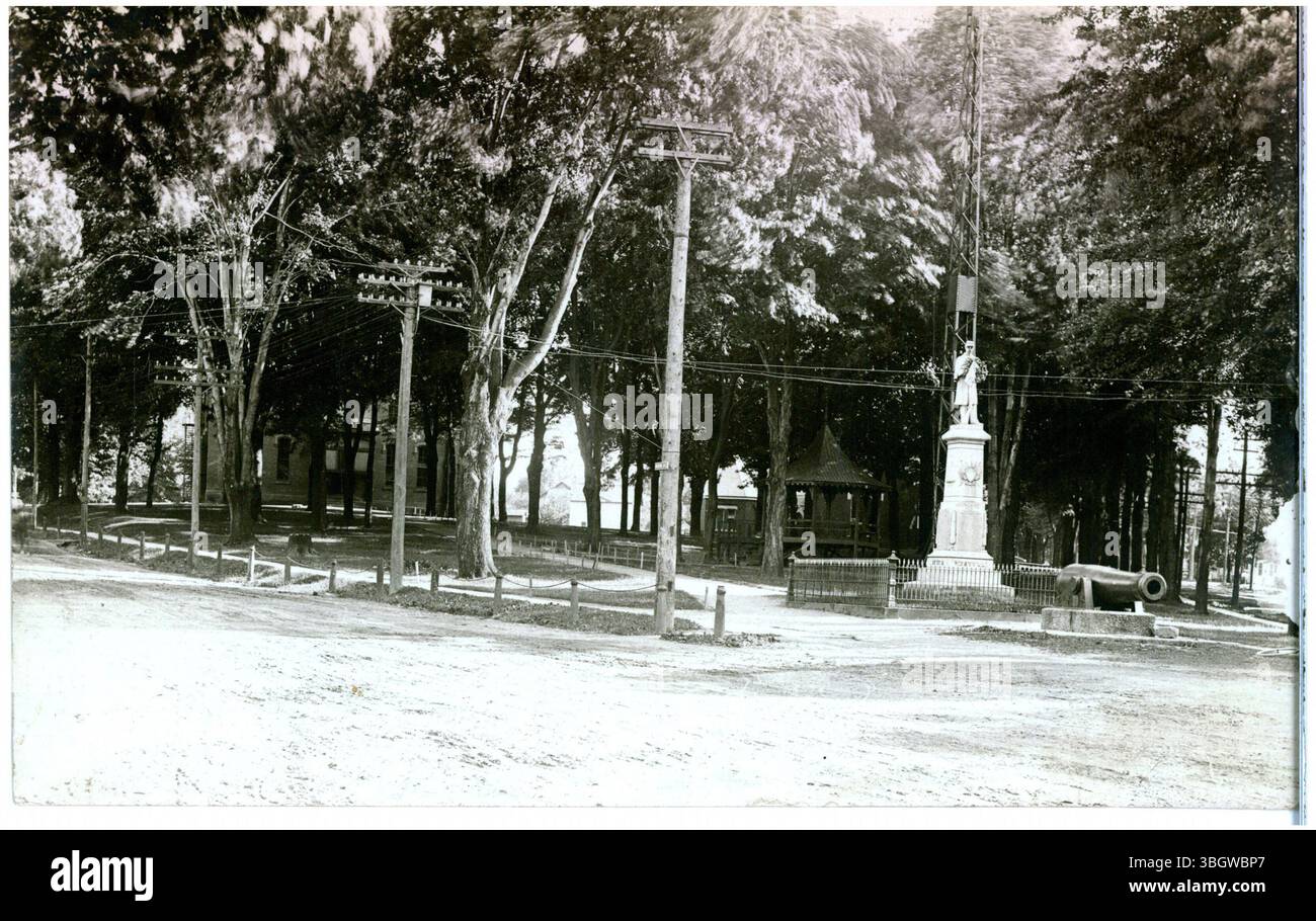 Cette image de 1908 montre la place de la ville à Willoughby, Ohio, avec son mémorial de la guerre de Sécession avec un canon de Dahlgren et un kiosque à musique en arrière-plan. Banque D'Images