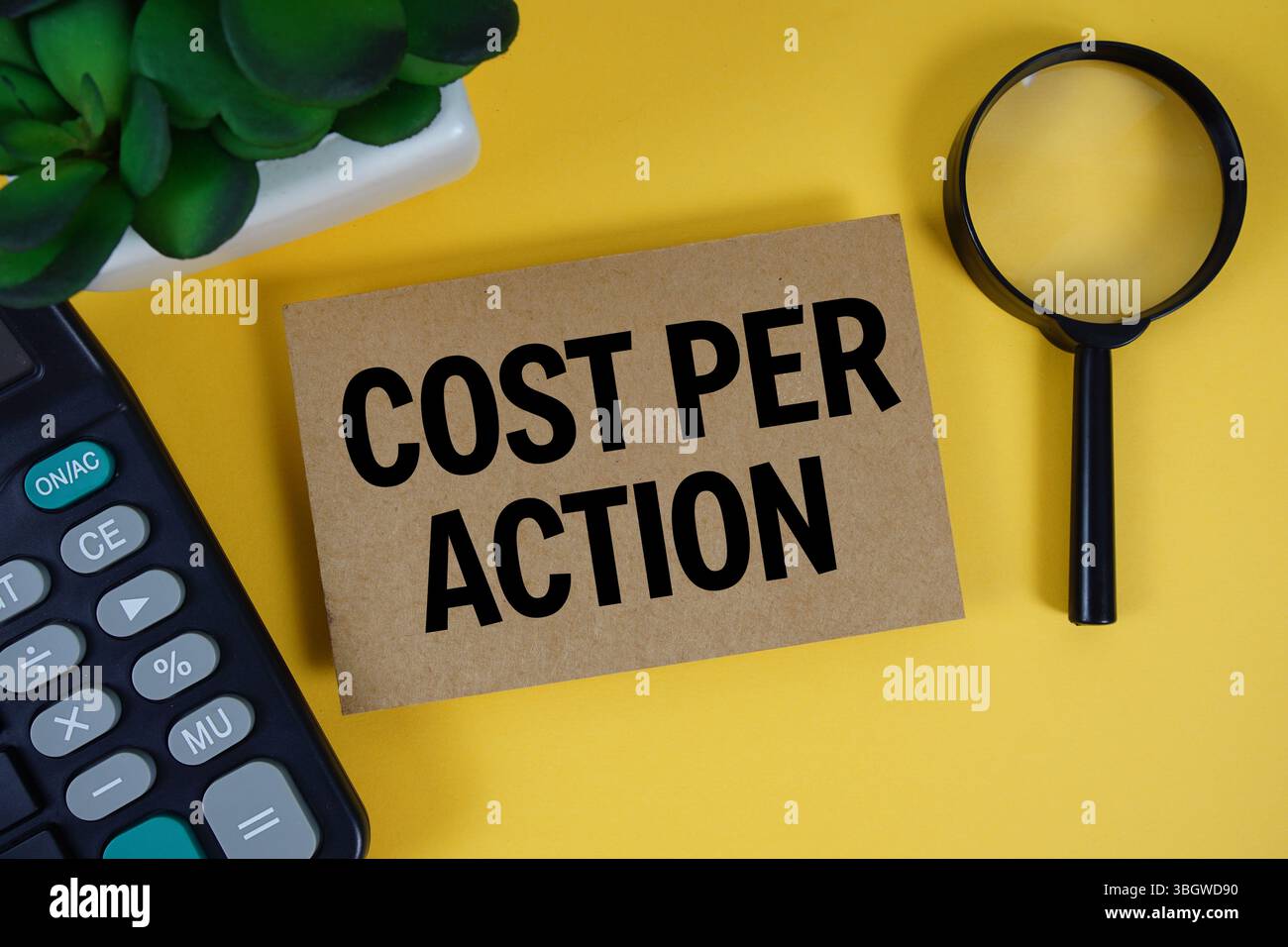 CPA coût par action texte avec loupe calculatrice anc sur fond jaune Banque D'Images