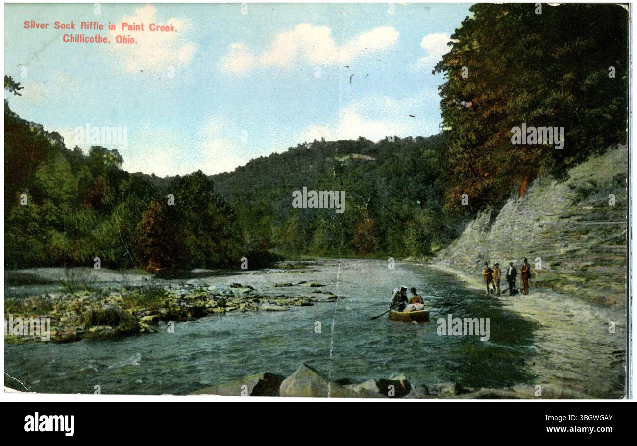 Une vue des plaisanciers naviguant sur Paint Creek au Silver Sock Riffle près de Chillicothe, Ohio, capturée en 1910. L'image met en valeur la beauté naturelle de la crique et de ses environs. Banque D'Images