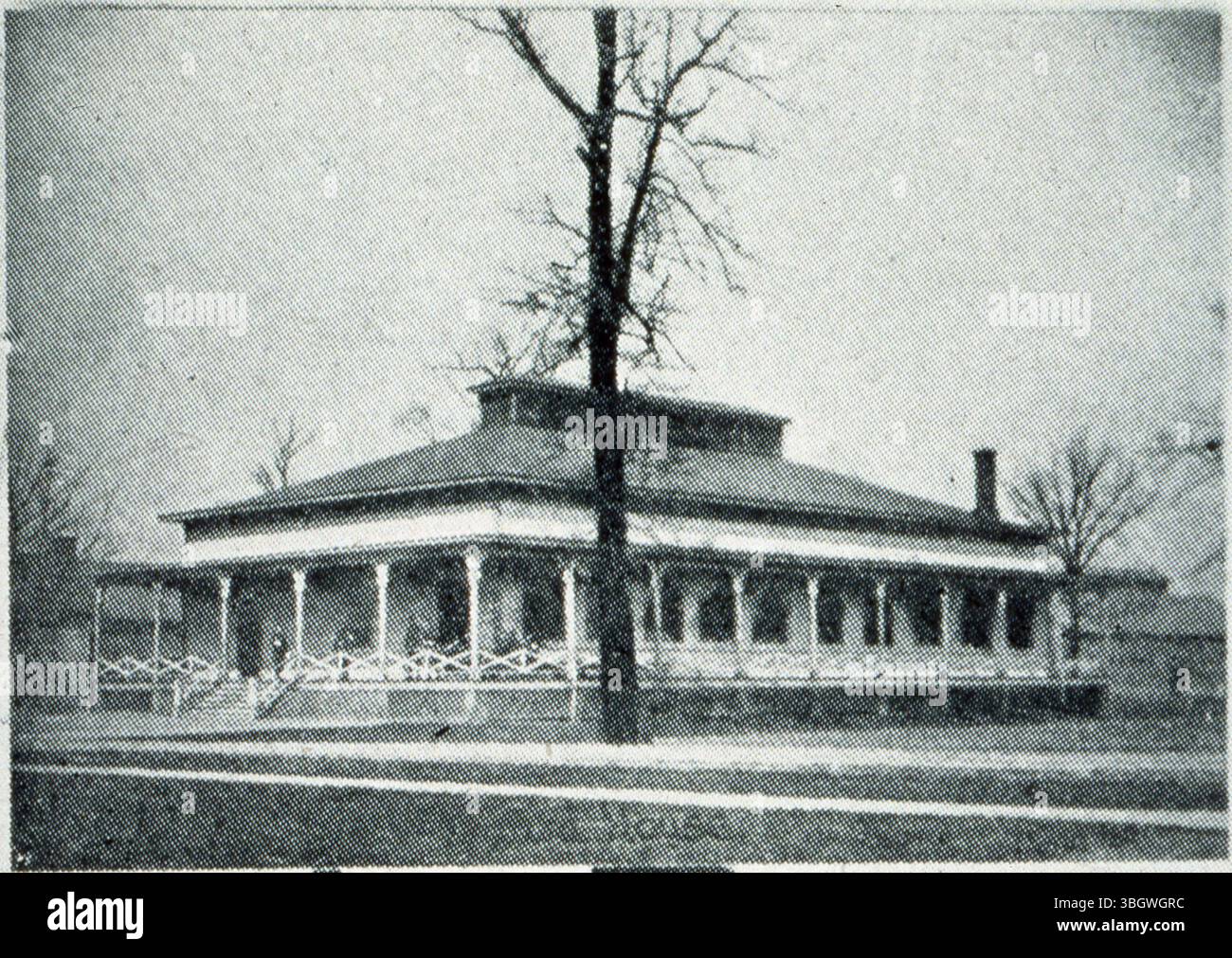 Ward House est un bâtiment d'un étage à Fort Hayes, Columbus, Ohio, établi comme arsenal militaire pendant la guerre de Sécession. Le site était à l'origine connu sous le nom de Columbus Barracks jusqu'à ce qu'il soit renommé en 1922 d'après Rutherford B. Hayes. L'image montre des hommes, peut-être des soldats, sur le porche enveloppant vers 1900. Banque D'Images