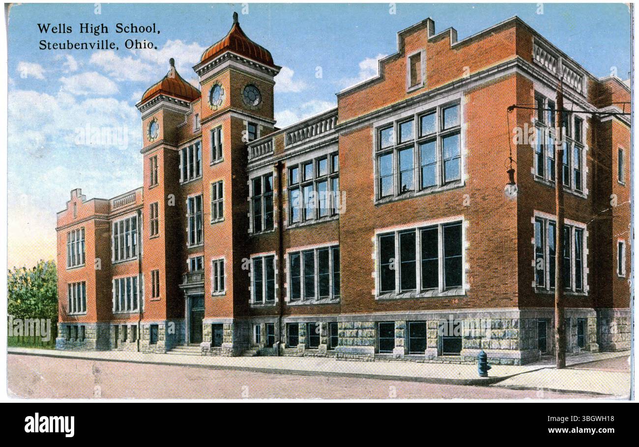Une impression en couleur de l'école secondaire Wells à Steubenville, Ohio de 1919, montrant la grande structure en briques de l'école. Banque D'Images