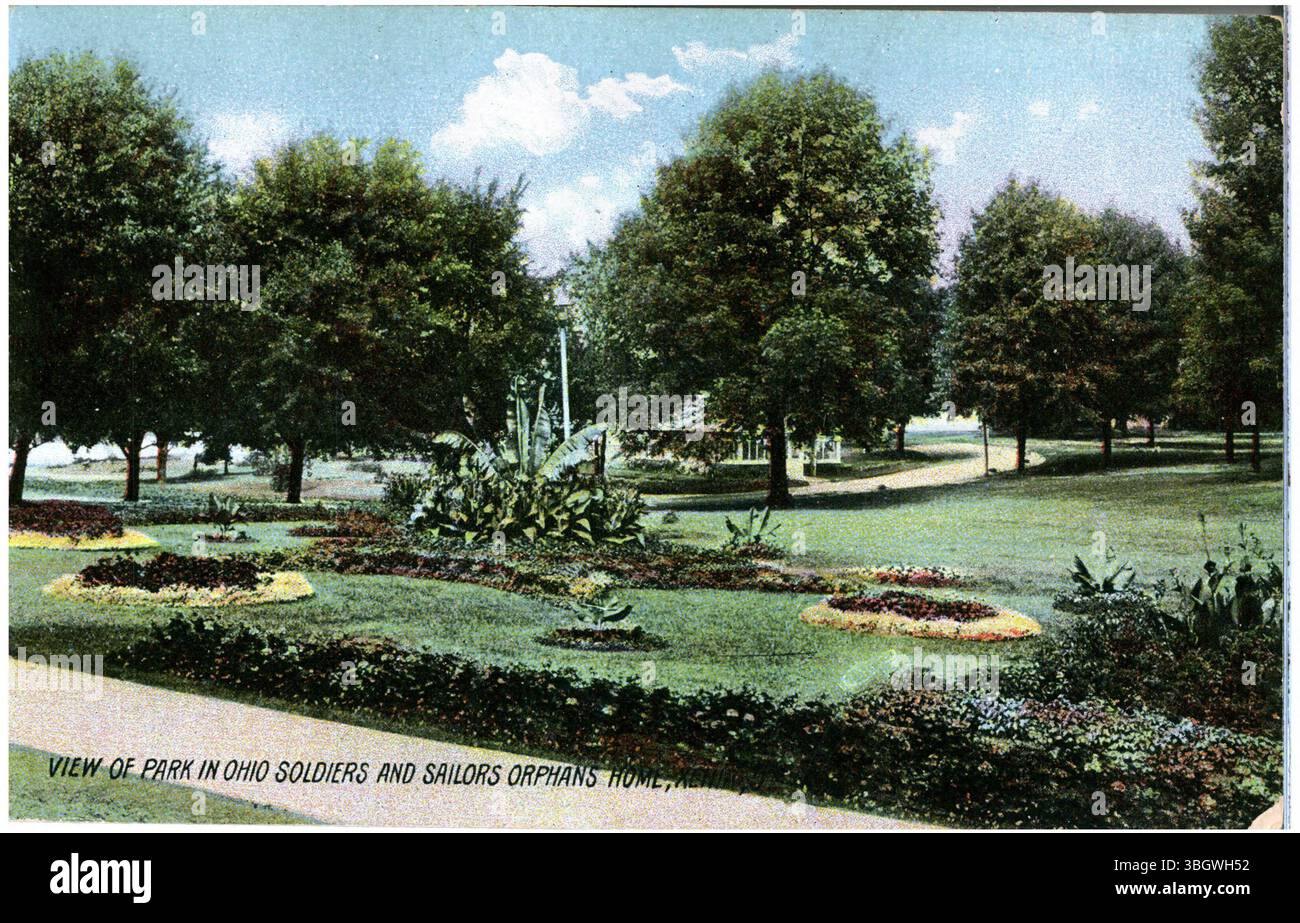 Cette vue colorisée présente les jardins et les chemins du parc à la maison des soldats et des marins orphelins de l'Ohio à Xenia, Ohio. L'image capture un paysage serein avec des sentiers bien entretenus et des espaces verts. Banque D'Images