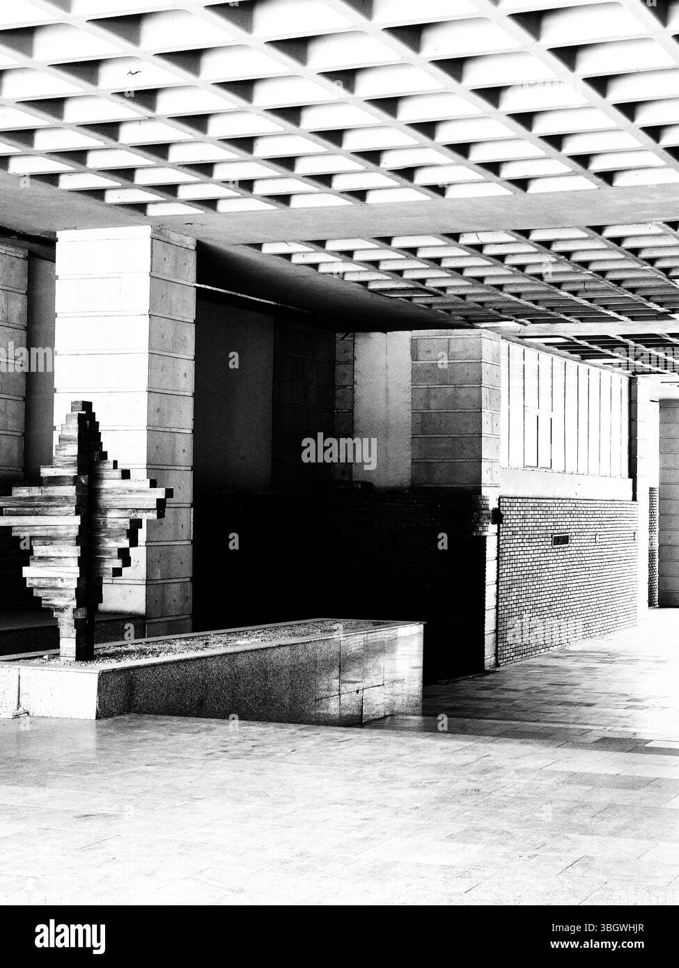 Entrée d'un bâtiment construit dans les années 80 plafond inhabituel et installation en bois. photo noir et blanc - Image de stock capturée avec un smartphone