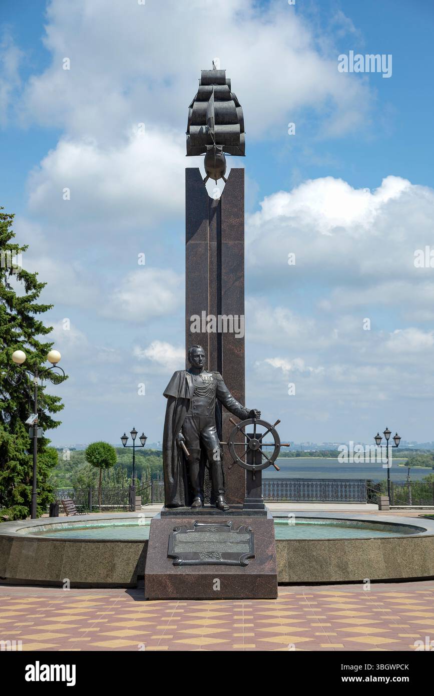 AZOV, RUSSIE - 21 MAI 2025 : Monument à l'amiral Lazarev et le navire 'Azov' en gros plan. Azov, région de Rostov Banque D'Images